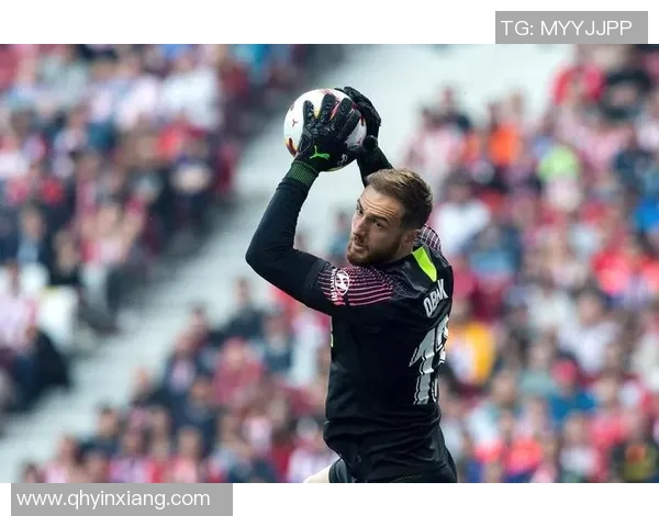 足球场上发呆的球星成为焦点 网友热议为何他在比赛中神情呆滞